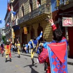 Animazione di strada con gruppo sbandieratori