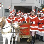 slitta di babbo natale con musici