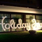 scritta in palloncini intrecciati in corsivo